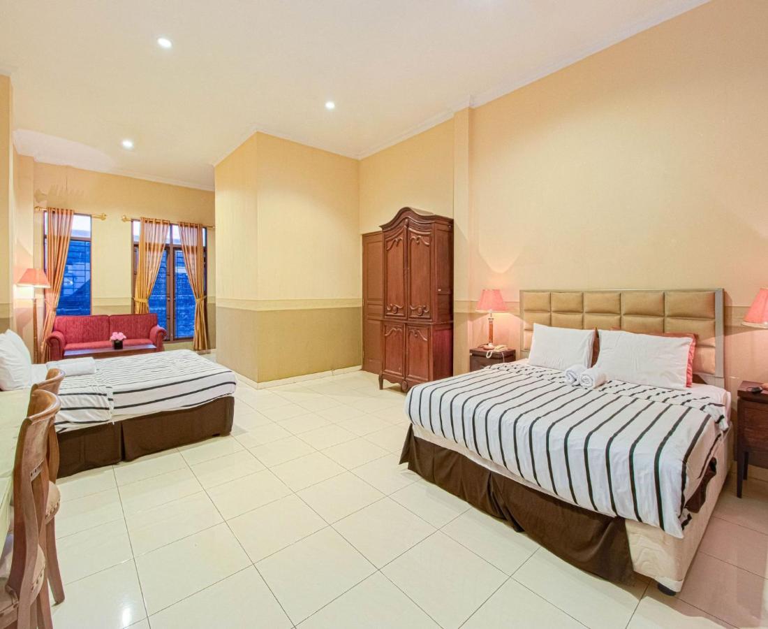D'Talent Hotel Джокьякарта Экстерьер фото